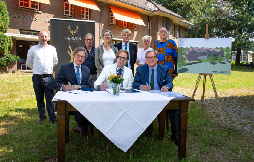 Bergansiuskazerne ondertekening